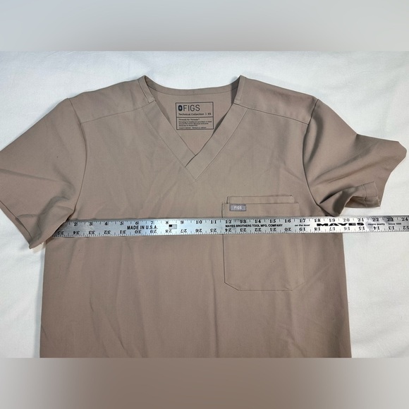 FIGS Technical Collection 3 pocket Scrub Top — Tan Size XS - Picture 3 of 7